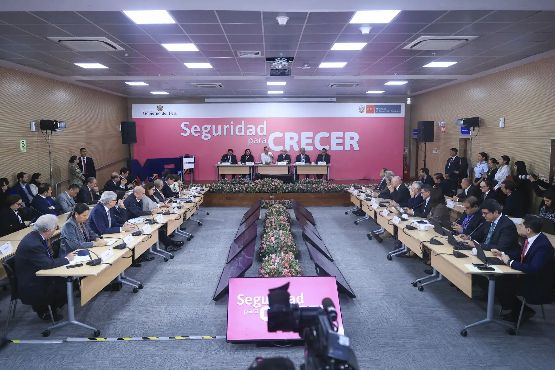 El presidente José Jerí Oré lideró una reunión con los titulares de la PCM, MEF y representantes de los gremios empresariales. Foto: ANDINA/Jhonel Rodríguez Robles