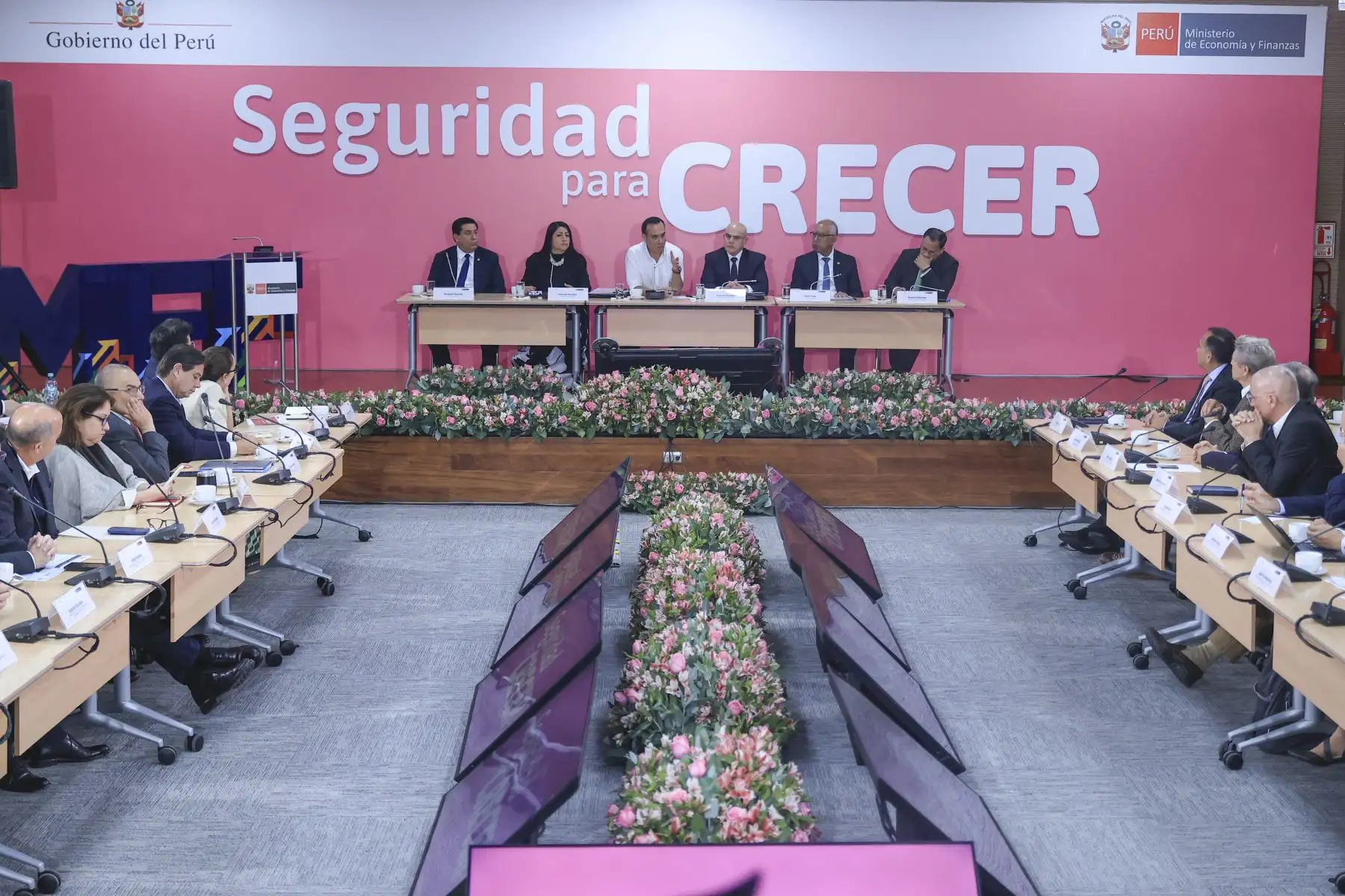 El presidente José Jerí Oré lideró una reunión con los titulares de la PCM, MEF y representantes de los gremios empresariales. Foto: ANDINA/Jhonel Rodríguez Robles