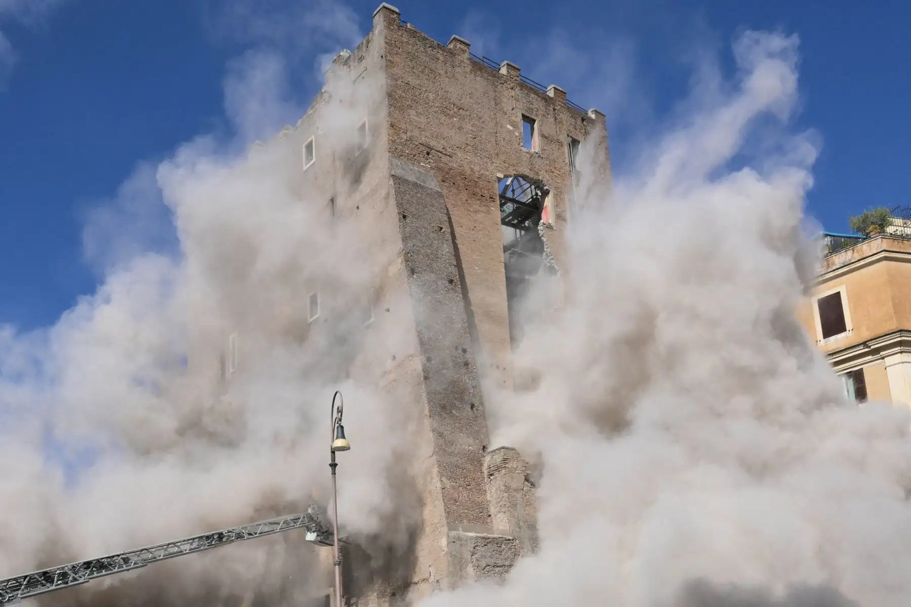 El polvo se levanta debido a un segundo derrumbe de parte de la torre medieval "Torre dei Conti" cerca del Foro Romano en el centro histórico de Roma el 3 de noviembre de 2025. Foto: AFP