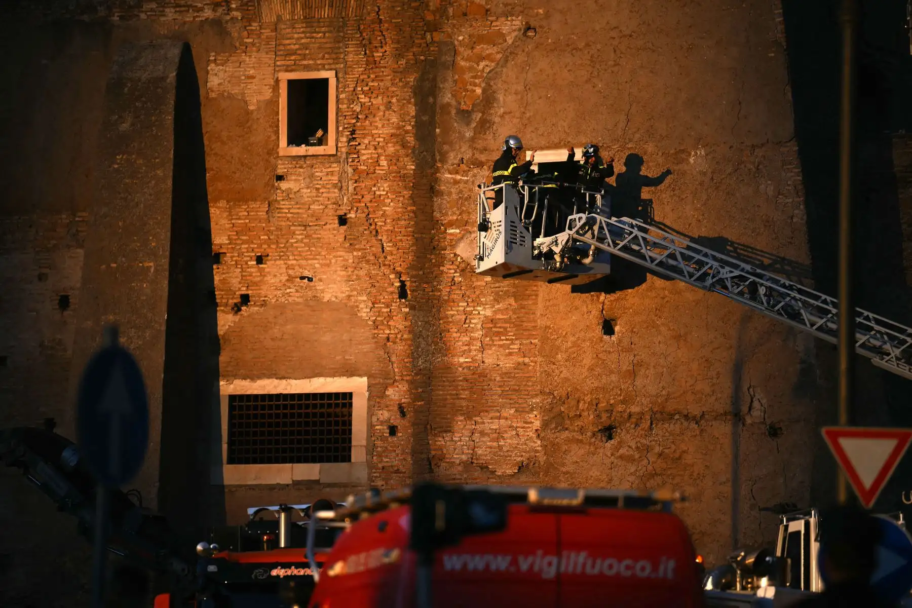 Los bomberos trabajan en el lugar del derrumbe parcial de la torre medieval "Torre dei Conti", cerca del Foro Romano, en el centro histórico de Roma, el 3 de noviembre de 2025. Tres trabajadores que se encontraban dentro fueron evacuados; uno de ellos fue trasladado al hospital en estado crítico. Foto: AFP
