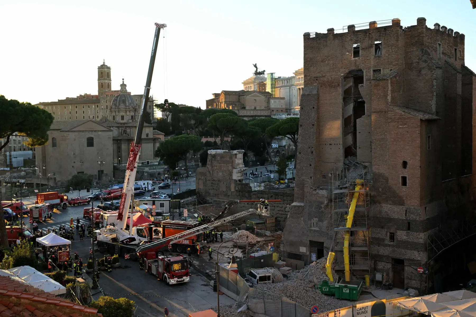 Los bomberos trabajan en el lugar del derrumbe parcial de la torre medieval "Torre dei Conti", cerca del Foro Romano, en el centro histórico de Roma, el 3 de noviembre de 2025. Tres trabajadores que se encontraban dentro fueron evacuados; uno de ellos fue trasladado al hospital en estado crítico. Foto: AFP