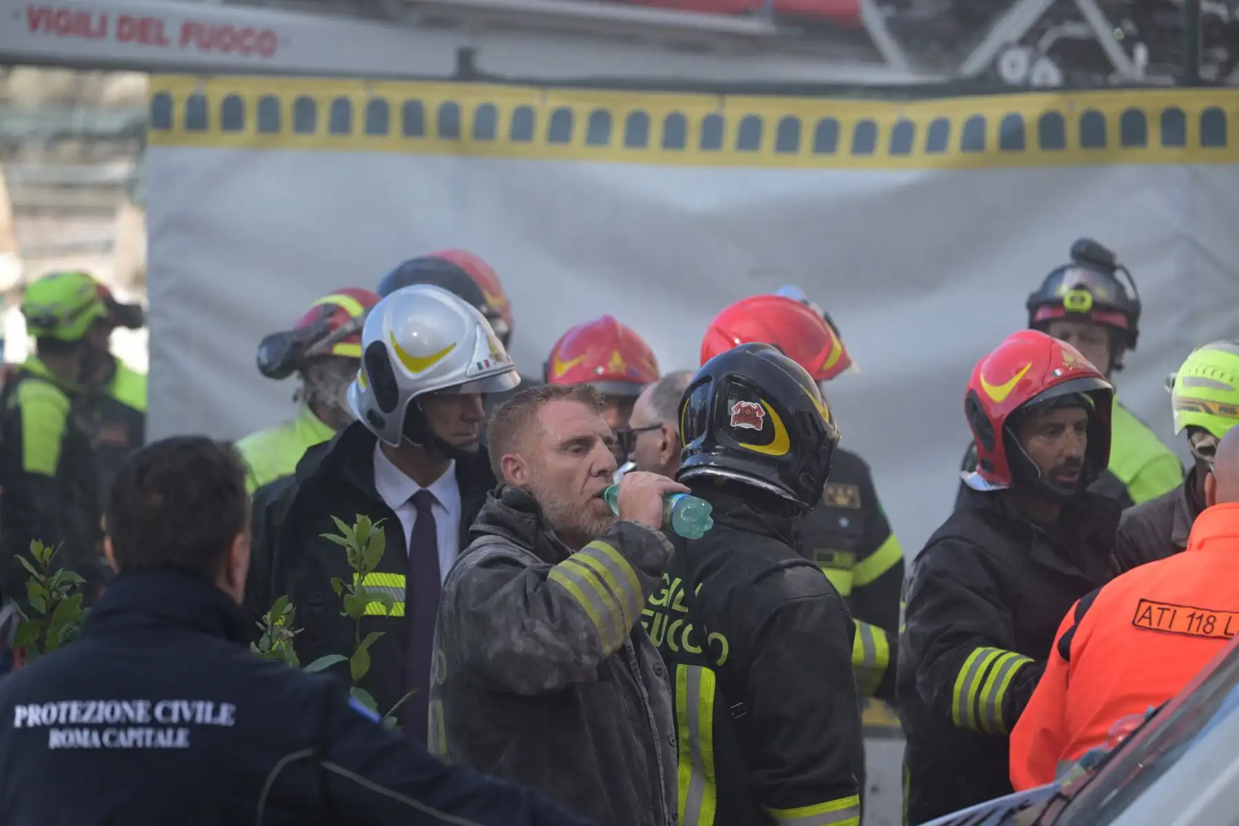 Bomberos cubiertos de polvo trabajan en el lugar tras el derrumbe parcial de la torre medieval "Torre dei Conti", cerca del Foro Romano, en el centro histórico de Roma, el 3 de noviembre de 2025. Tres trabajadores que se encontraban dentro fueron evacuados; uno de ellos fue trasladado al hospital en estado crítico. Foto: AFP
