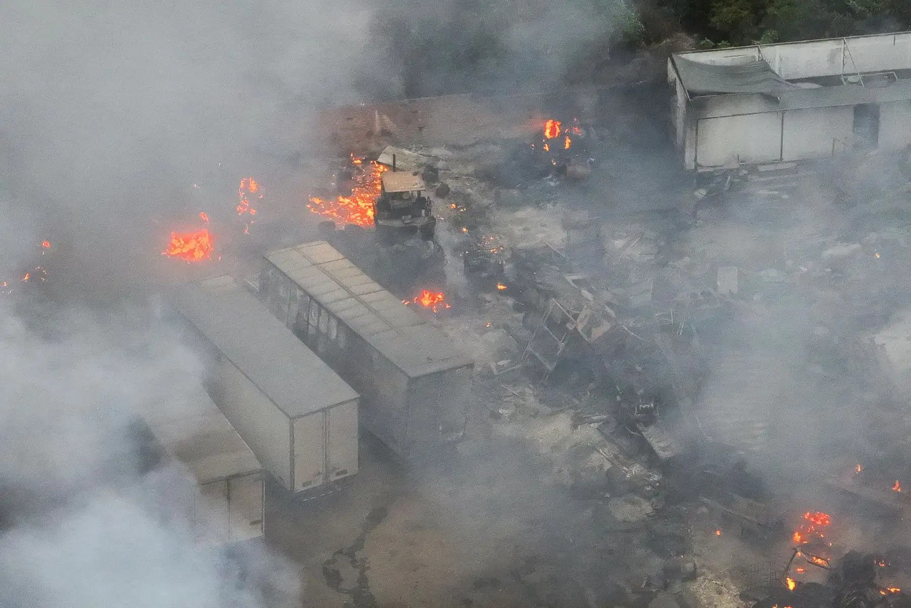 Se registró un incendio de regulares proporciones en un almacén en la zona industrial de Puente Piedra, en la urbanización Ensenada, a la altura del kilómetro 39 de la Panamericana Norte, el cual está siendo controlado por los Bomberos Voluntarios del Perú. Foto: ANDINA/Daniel Bracamonte. Foto: ANDINA/Daniel Bracamonte