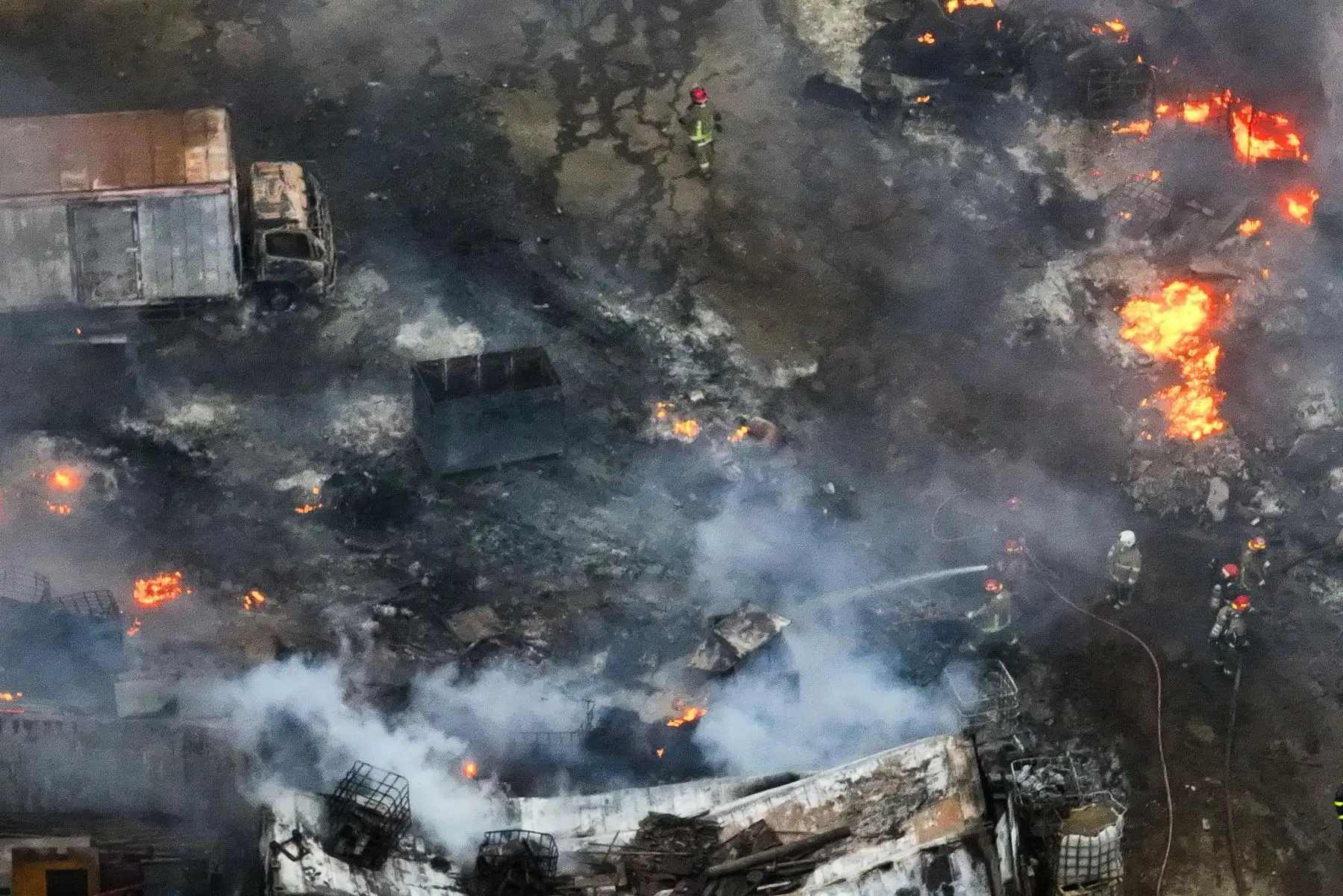 Se registró un incendio de regulares proporciones en un almacén en la zona industrial de Puente Piedra, en la urbanización Ensenada, a la altura del kilómetro 39 de la Panamericana Norte, el cual está siendo controlado por los Bomberos Voluntarios del Perú. Foto: ANDINA/Daniel Bracamonte. Foto: ANDINA/Daniel Bracamonte