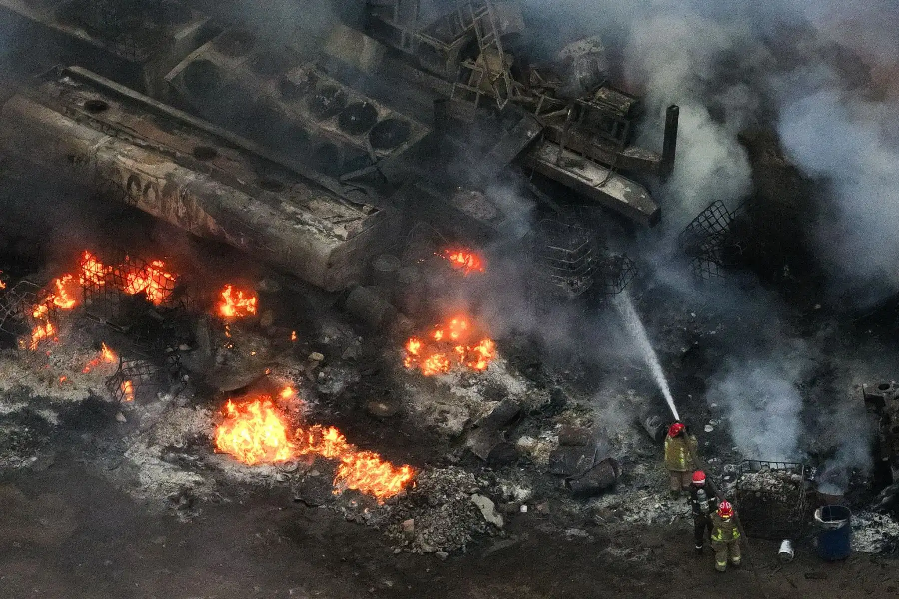Se registró un incendio de regulares proporciones en un almacén en la zona industrial de Puente Piedra, en la urbanización Ensenada, a la altura del kilómetro 39 de la Panamericana Norte, el cual está siendo controlado por los Bomberos Voluntarios del Perú. Foto: ANDINA/Daniel Bracamonte. Foto: ANDINA/Daniel Bracamonte