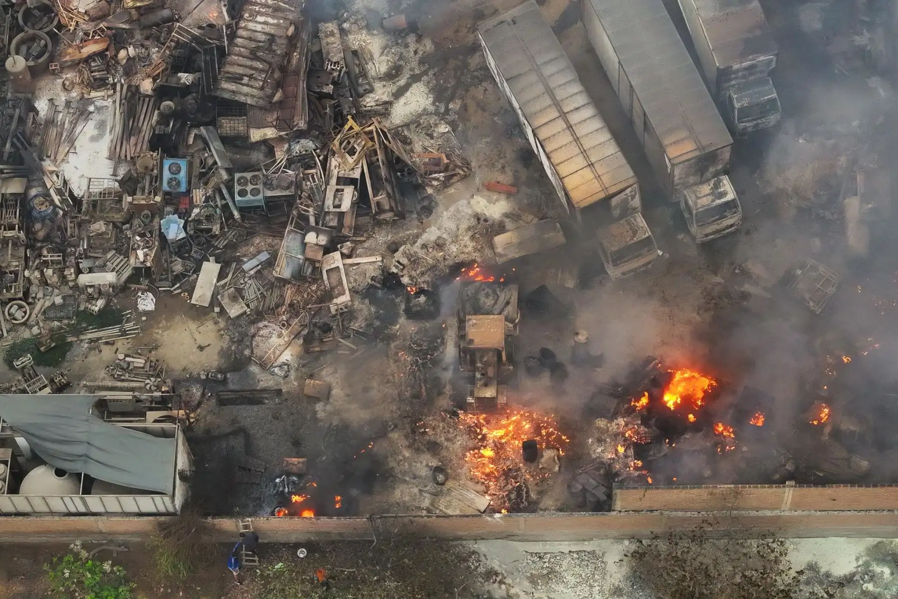 Se registró un incendio de regulares proporciones en un almacén en la zona industrial de Puente Piedra, en la urbanización Ensenada, a la altura del kilómetro 39 de la Panamericana Norte, el cual está siendo controlado por los Bomberos Voluntarios del Perú. Foto: ANDINA/Daniel Bracamonte. Foto: ANDINA/Daniel Bracamonte