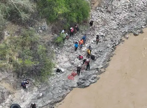 La Policiía Nacional y bomberos intensifican búsqueda del quinto ocupante de camioneta que cayó al río Marañón el viernes 31 de octubre. Los restos de los otro cuatro pasajeros ya fueron recuperados. ANDINA/Difusión