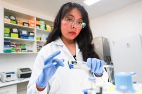  Arequipeña de nacimiento y con más de una década dedicada al estudio de los mamíferos, Dennisse Ruelas ha desarrollado una sólida trayectoria académica y científica. 