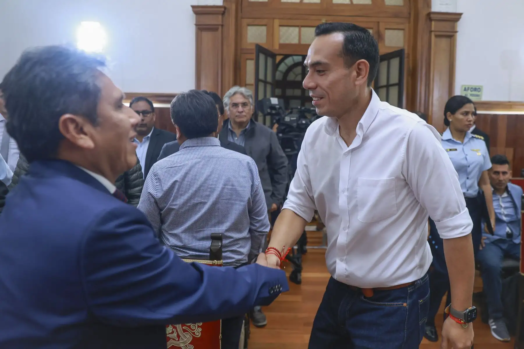 El presidente José Jerí, en presencia de los titulares del Congreso, PCM,  MTC y representantes de los gremios de transportes público, promulgó la ley que establece medidas extraordinarias contra los delitos de extorsión y sicariato en las empresas de transporte público y de mercancías.  Foto: ANDINA/Prensa Presidencia