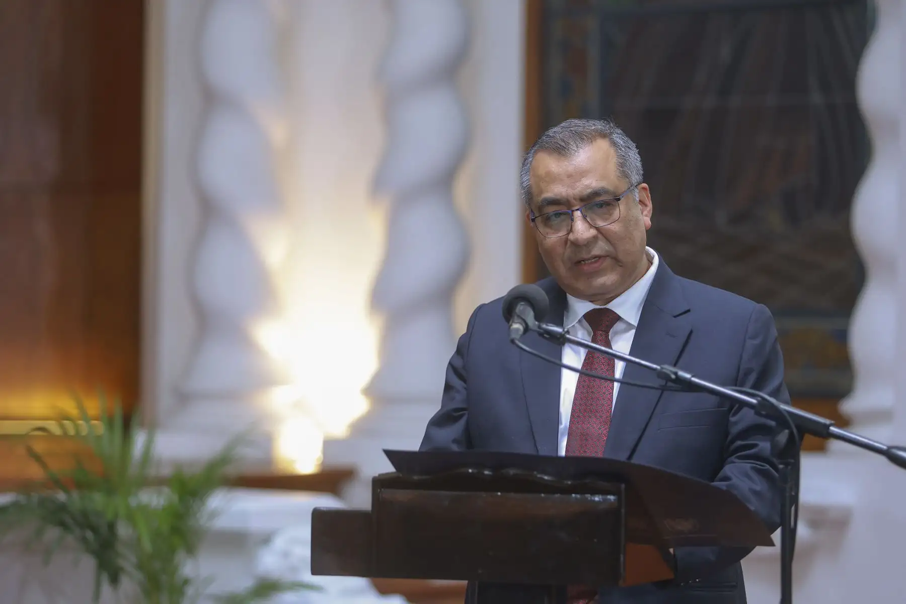 El presidente José Jerí, en presencia de los titulares del Congreso, PCM,  MTC y representantes de los gremios de transportes público, promulgó la ley que establece medidas extraordinarias contra los delitos de extorsión y sicariato en las empresas de transporte público y de mercancías.  Foto: ANDINA/Prensa Presidencia