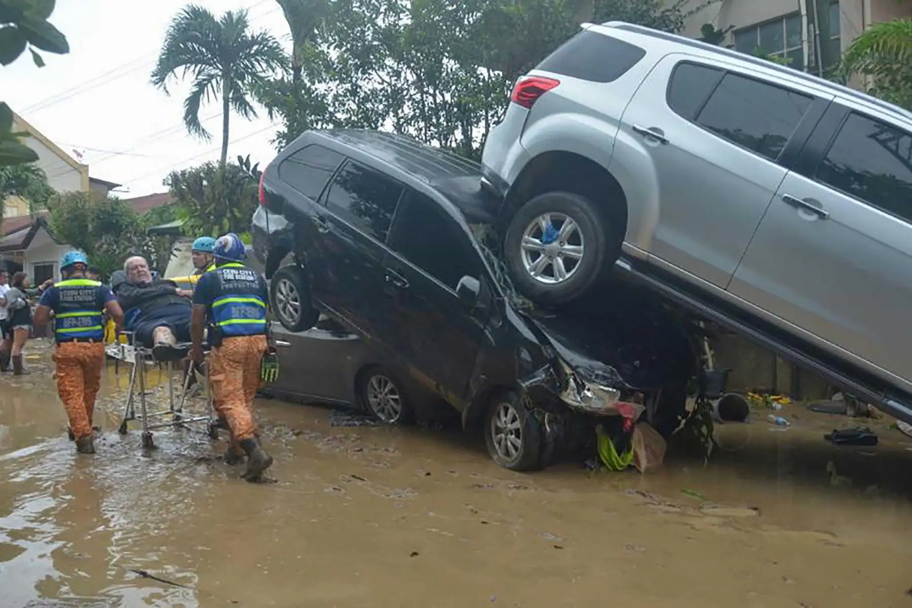Rescatistas trasladan a residentes por las inundaciones durante el paso del tifón Kalmaegi en Filipinas. Foto: AFP