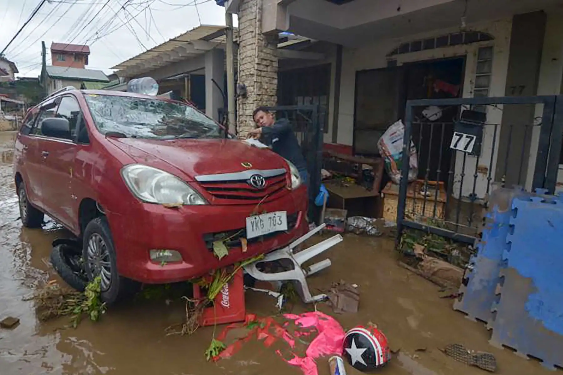 Al menos 26 personas murieron y cerca de 400.000 fueron desplazadas en Filipinas, afectadas por el poderoso tifón Kalmaegi, que este martes provocó fuertes inundaciones en gran parte del centro del país. Foto: AFP