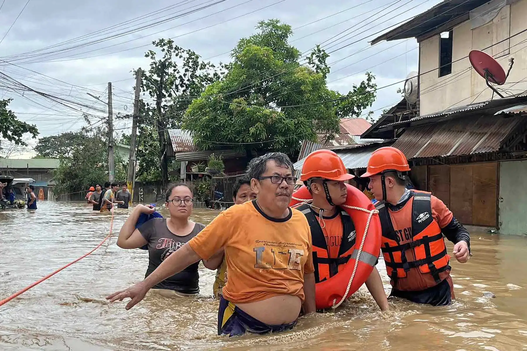 Al menos 26 personas murieron y cerca de 400.000 fueron desplazadas en Filipinas, afectadas por el poderoso tifón Kalmaegi, que este martes provocó fuertes inundaciones en gran parte del centro del país. Foto: AFP