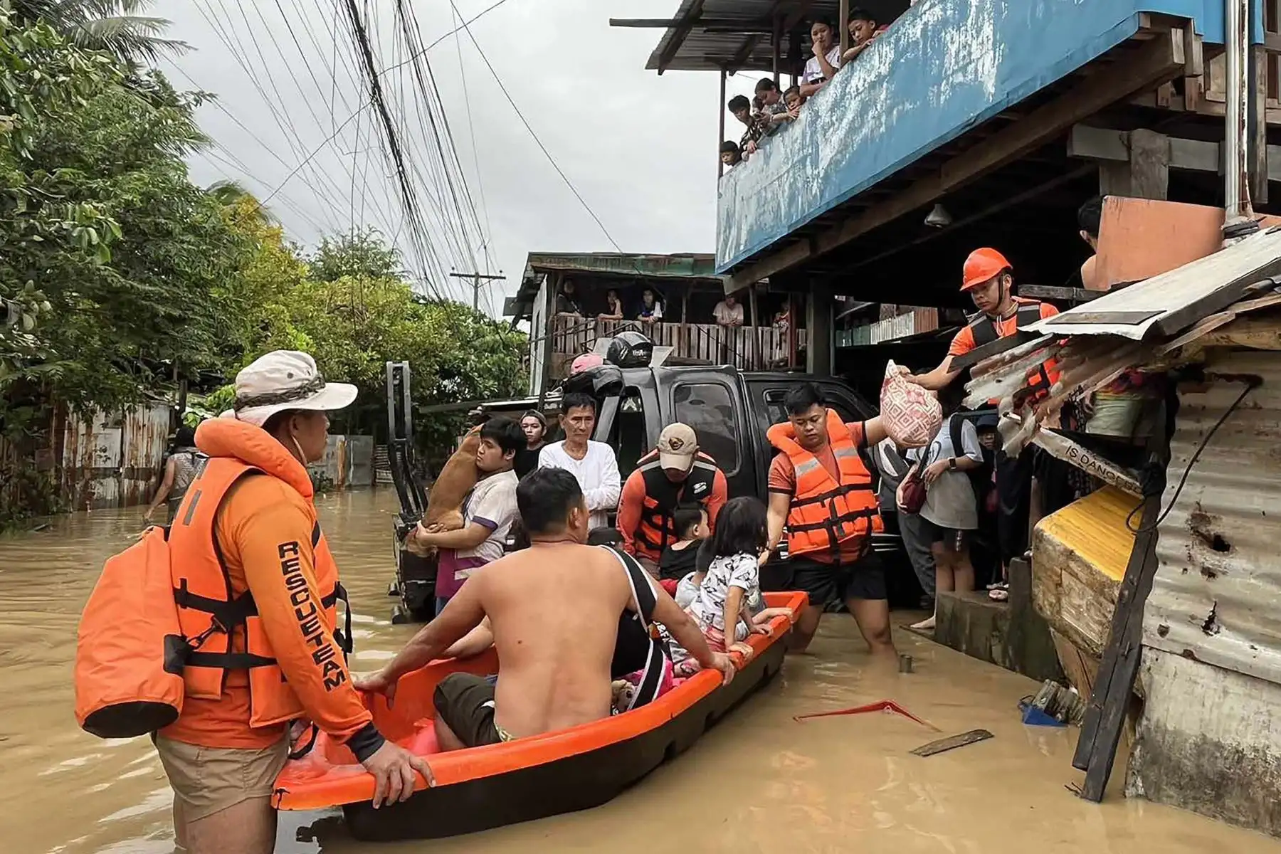 Al menos 26 personas murieron y cerca de 400.000 fueron desplazadas en Filipinas, afectadas por el poderoso tifón Kalmaegi, que este martes provocó fuertes inundaciones en gran parte del centro del país. Foto: AFP