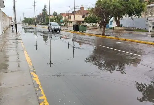 Las calles de la ciudad de Chiclayo amanecieron anegadas hoy martes 4 de noviembre debido a la persistente lluvia de más de cinco horas que afectó a la capital de la región Lambayeque. ANDINA/Difusión