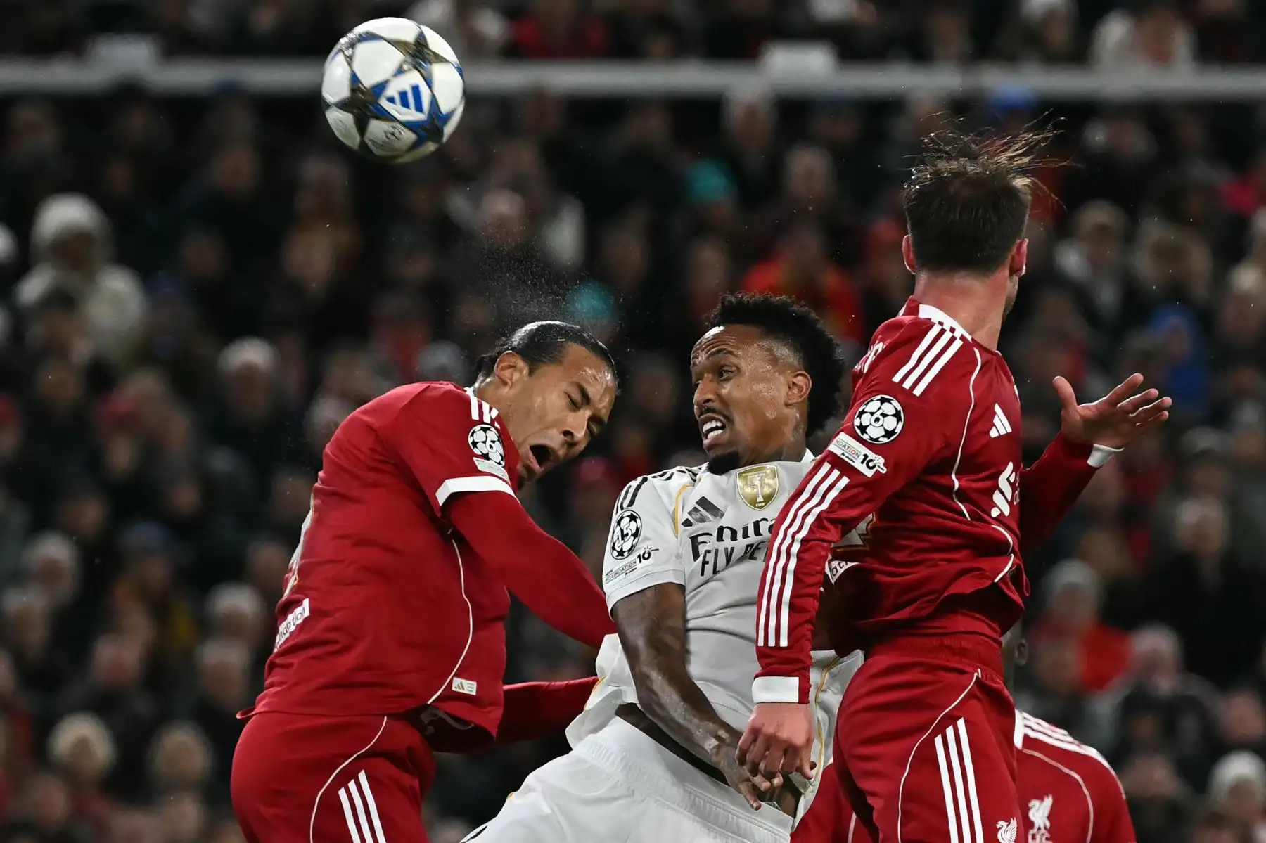 El defensa brasileño del Real Madrid, Éder Militão   disputa el balón con el defensa neerlandés del Liverpool, Virgil van Dijk  durante el partido de la fase de grupos de la UEFA Champions League entre el Liverpool y el Real Madrid. AFP