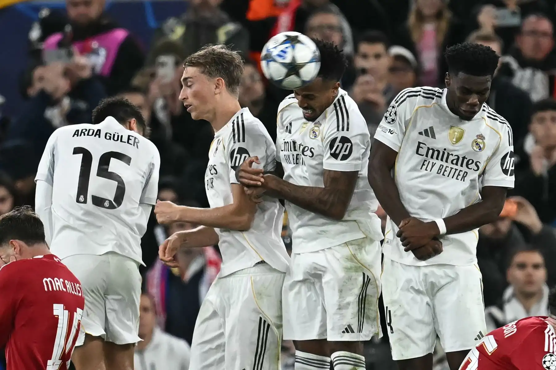 El defensa brasileño del Real Madrid, Éder Militão un tiro libre durante el partido de la fase de grupos de la UEFA Champions League entre el Liverpool y el Real Madrid. AFP