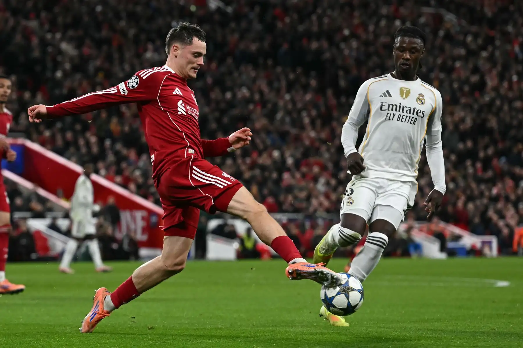 El centrocampista alemán del Liverpool, Florian Wirtz controla el balón durante el partido de la fase de grupos de la UEFA Champions League entre el Liverpool y el Real Madrid. AFP