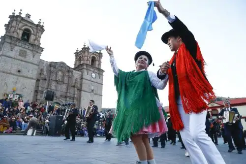 Con danzas típicas se celebra el 357 aniversario de la fundación de Puno