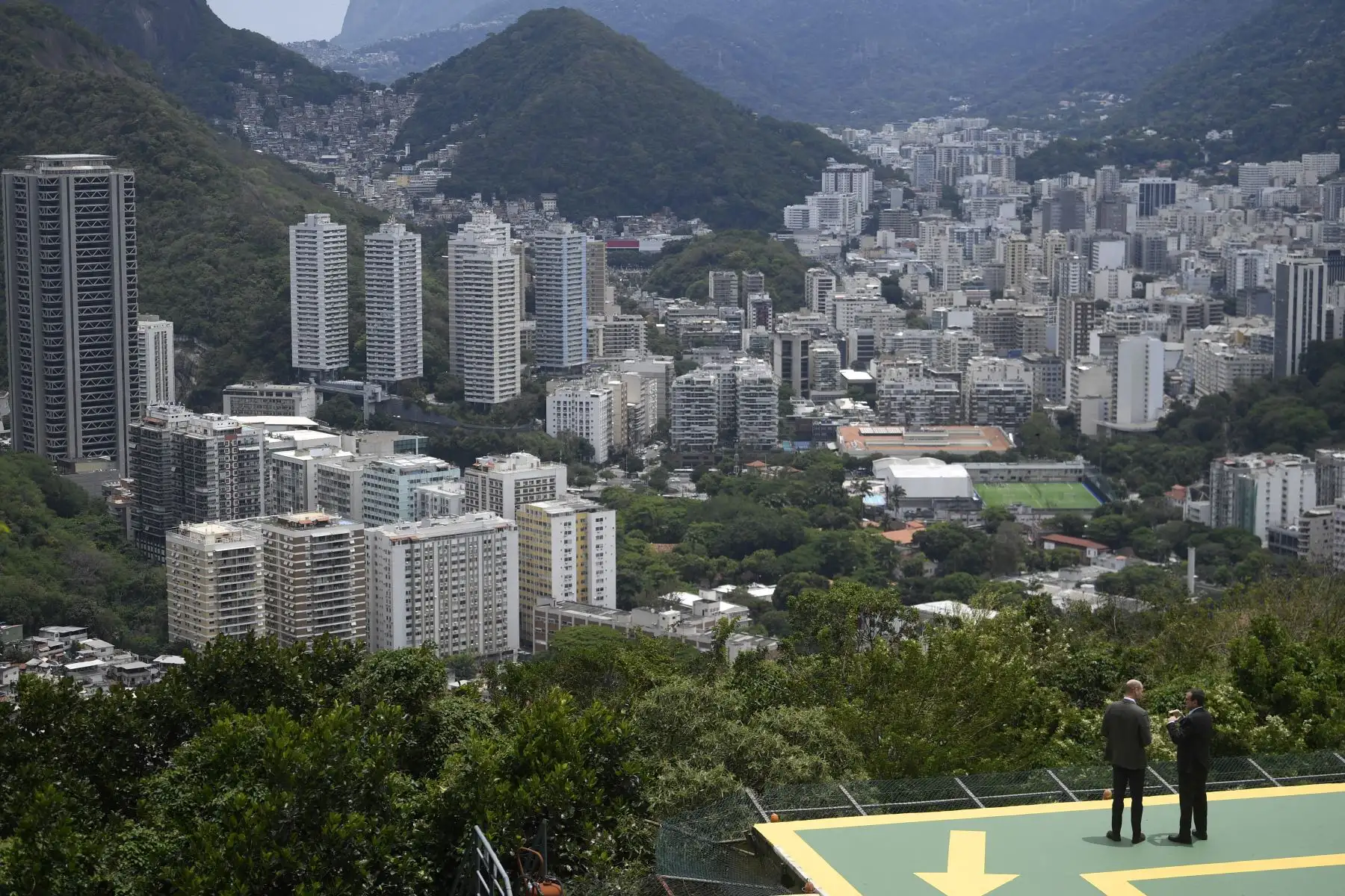 El príncipe Guillermo de Gran Bretaña, príncipe de Gales, conversa con el alcalde de Río de Janeiro, Eduardo Paes, durante el evento “Bienvenido a Brasil” en el Pan de Azúcar de Río de Janeiro. Foto: AFP