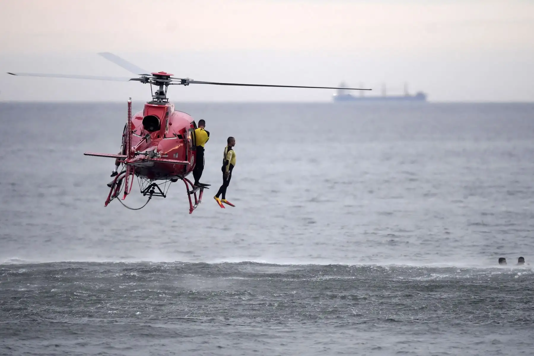 Socorristas realizan un simulacro para el príncipe Guillermo de Gran Bretaña, príncipe de Gales, en la playa de Copacabana, en Río de Janeiro. AFP