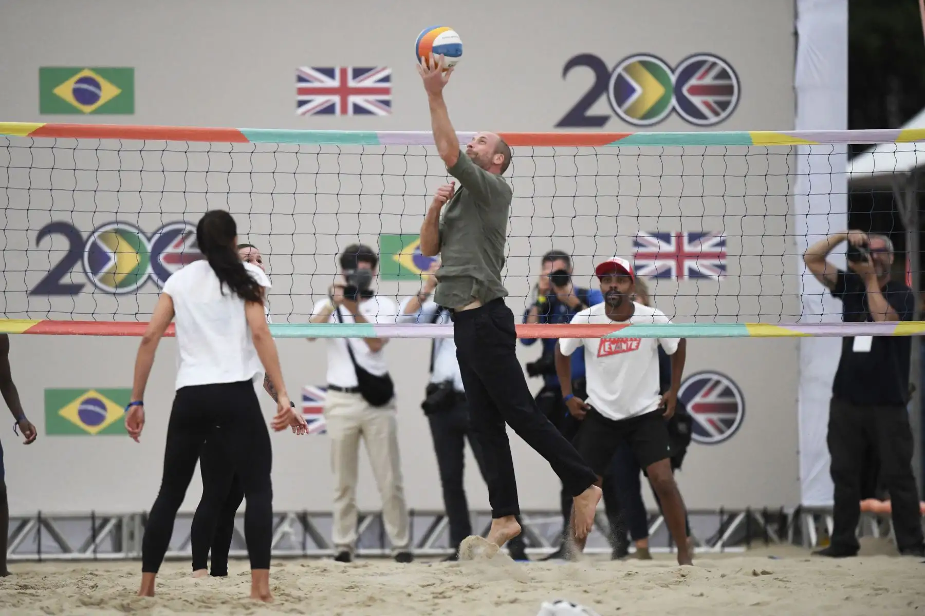 El príncipe Guillermo de Gran Bretaña , príncipe de Gales, juega al voleibol durante un encuentro con socorristas en la playa de Copacabana, en Río de Janeiro. AFP