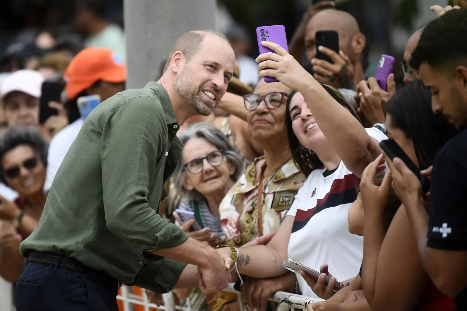 El príncipe Guillermo de Gran Bretaña, príncipe de Gales, posa para una fotografía con residentes de la comunidad de la isla de Paquetá en Río de Janeiro. AFP