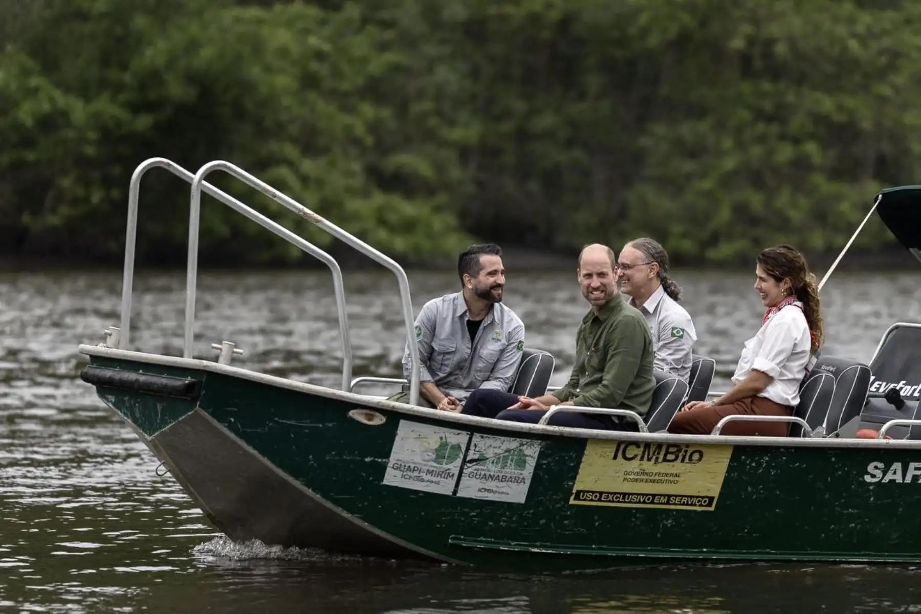 El príncipe Guillermo de Gran Bretaña, príncipe de Gales, navega en barco por una zona de manglares en Guapimirim durante una visita a Río de Janeiro. AFP