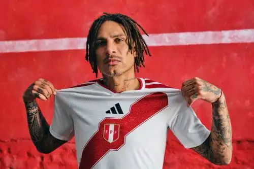 Paolo Guerrero luce la nueva indumentaria de la selección peruana