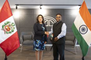 La ministra de Comercio Exterior y Turismo, Teresa Mera y el embajador de la India en Perú, Vishvas Sapkal. ANDINA/Difusión