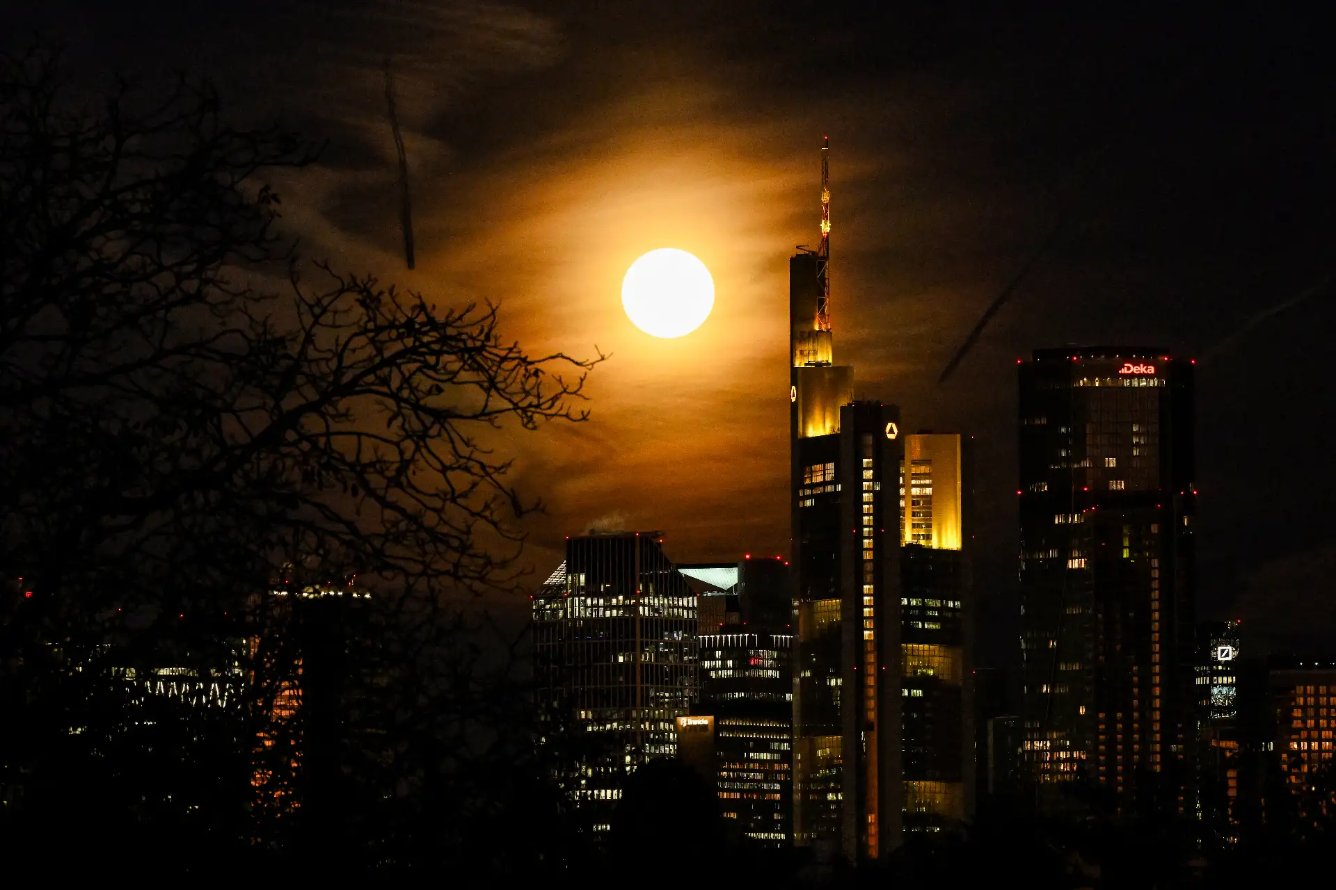 La luna llena de noviembre, también conocida como "Luna del Castor", se ve detrás de la sede del banco Commerzbank en el distrito bancario de Fráncfort del Meno, Alemania occidental. AFP