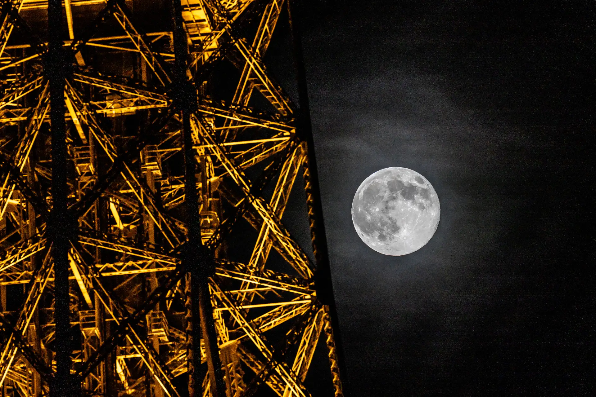 La luna llena, conocida como la "Luna del Castor", se ve junto a la Torre Eiffel en París. AFP