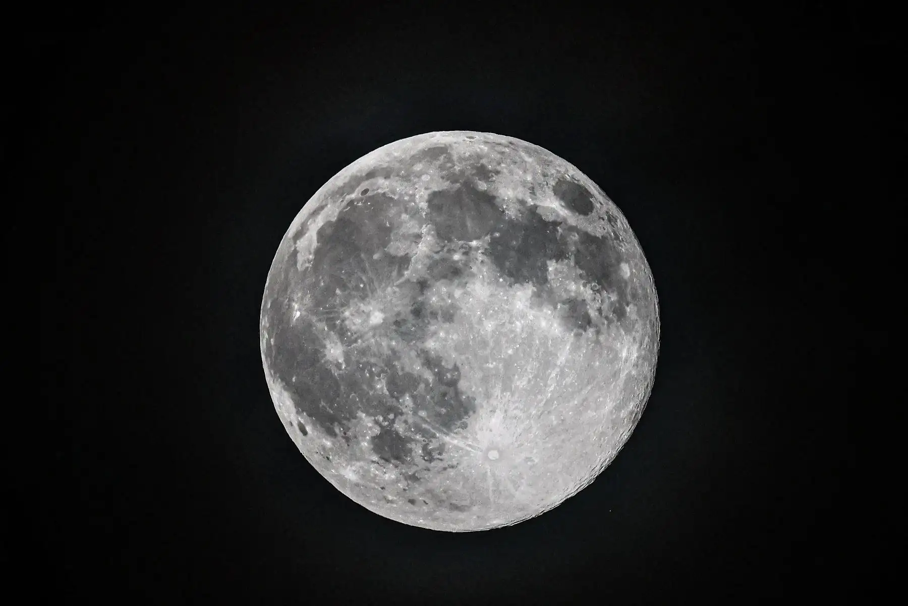 La luna llena, conocida como la "Luna del Castor", se puede ver en París. AFP