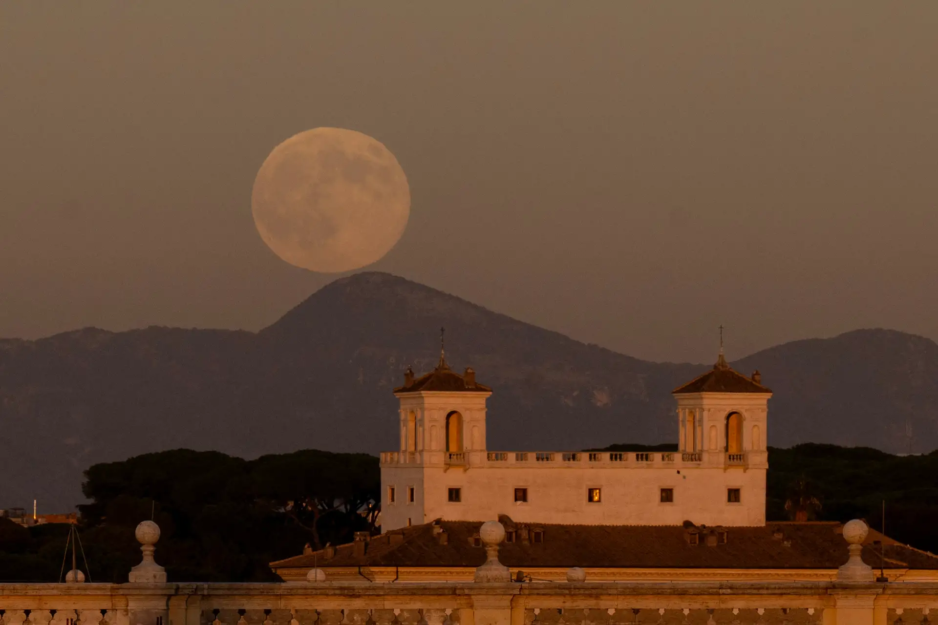 Una superluna, también llamada Luna del Castor, se eleva sobre la Villa Medici en Roma. AFP