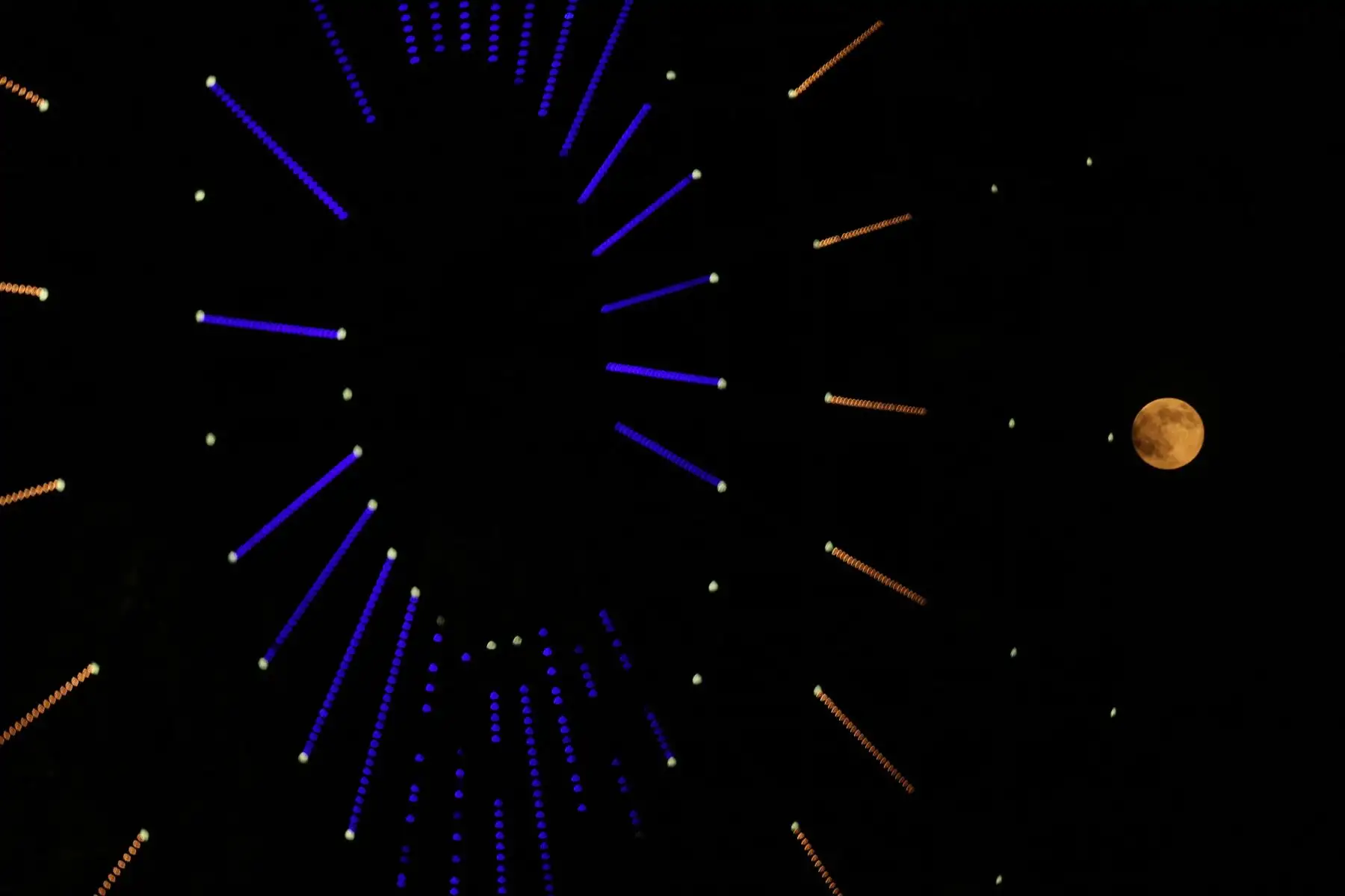 En la ciudad de Idlib, al norte de Siria, se puede ver la superluna junto a una rueda giratoria. AFP