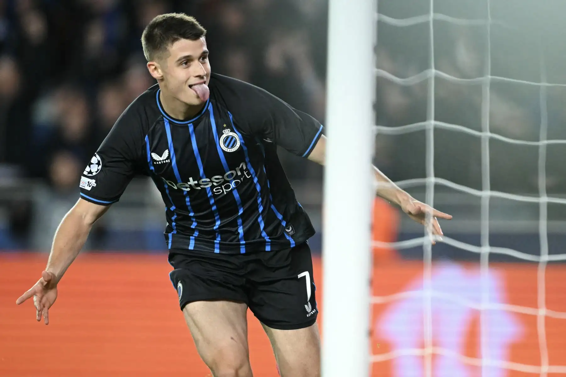 El delantero alemán del Club Brujas, Nicolo Tresoldicelebra el primer gol del partido de la cuarta jornada de la fase de grupos de la UEFA Champions League entre el Club Brujas y el FC Barcelona. AFP