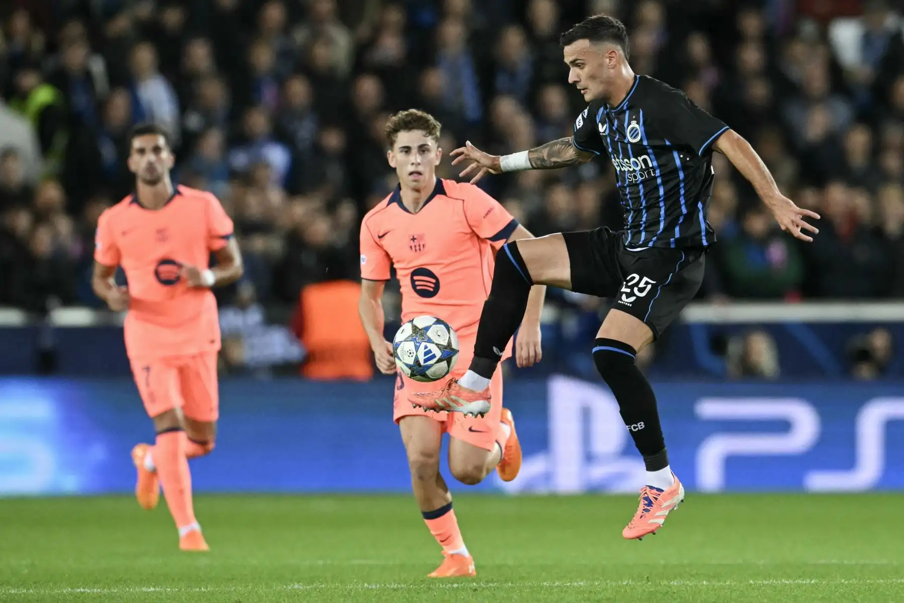 El centrocampista serbio del Club Brujas, Aleksandar Stankovic   controla el balón durante el partido de la cuarta jornada de la fase de grupos de la UEFA Champions League entre el Club Brujas y el FC Barcelona. AFP