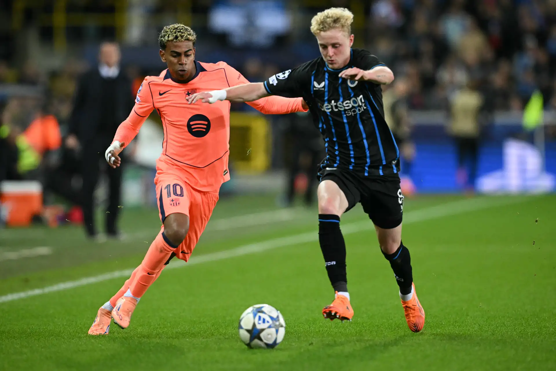 El delantero español del Barcelona, ​​Lamine Yamal, disputa el balón con el defensa belga del Club Brujas, Joaquín Seys  durante el partido de la cuarta jornada de la fase de grupos de la UEFA Champions League entre el Club Brujas y el FC Barcelona. AFP