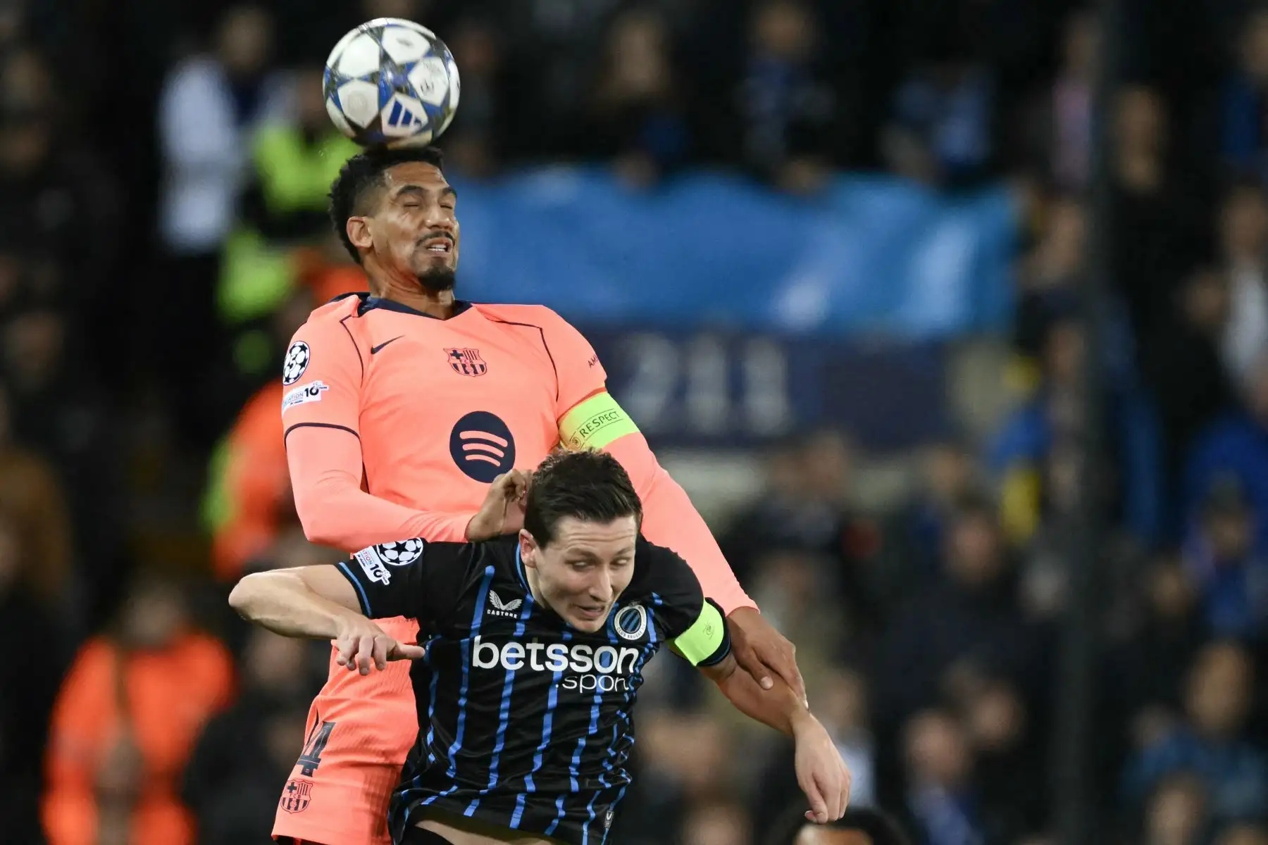 El defensa uruguayo del Barcelona, ​​Ronald Federico Araujo da Silva  cabecea el balón por encima del centrocampista belga del Club Brujas, Hans Vanaken durante el partido de la cuarta jornada de la fase de grupos de la UEFA Champions League entre el Club Brujas y el FC Barcelona. AFP