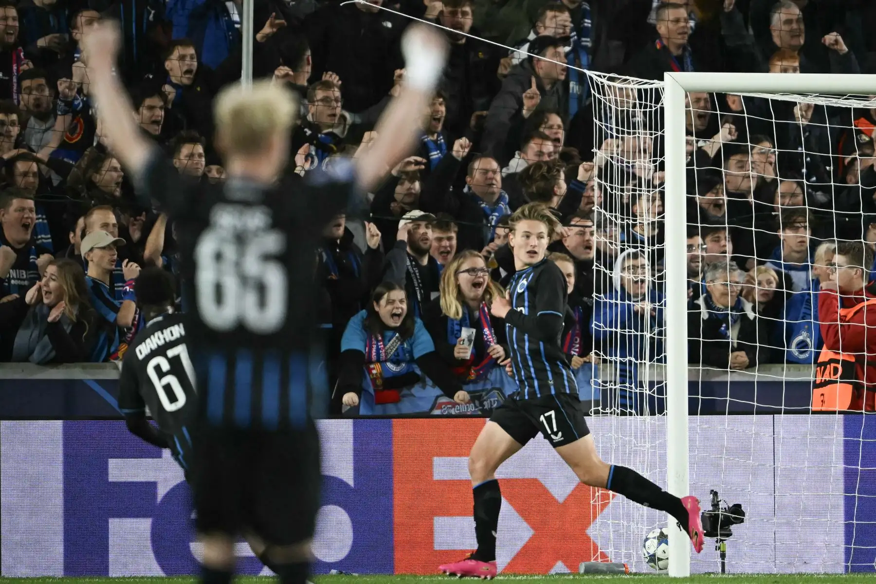 El delantero belga del Club Brujas, Romeo Vermant reacciona tras marcar un gol que posteriormente fue anulado por el VAR durante el partido de la cuarta jornada de la fase de grupos de la UEFA Champions League entre el Club Brujas y el FC Barcelona. AFP