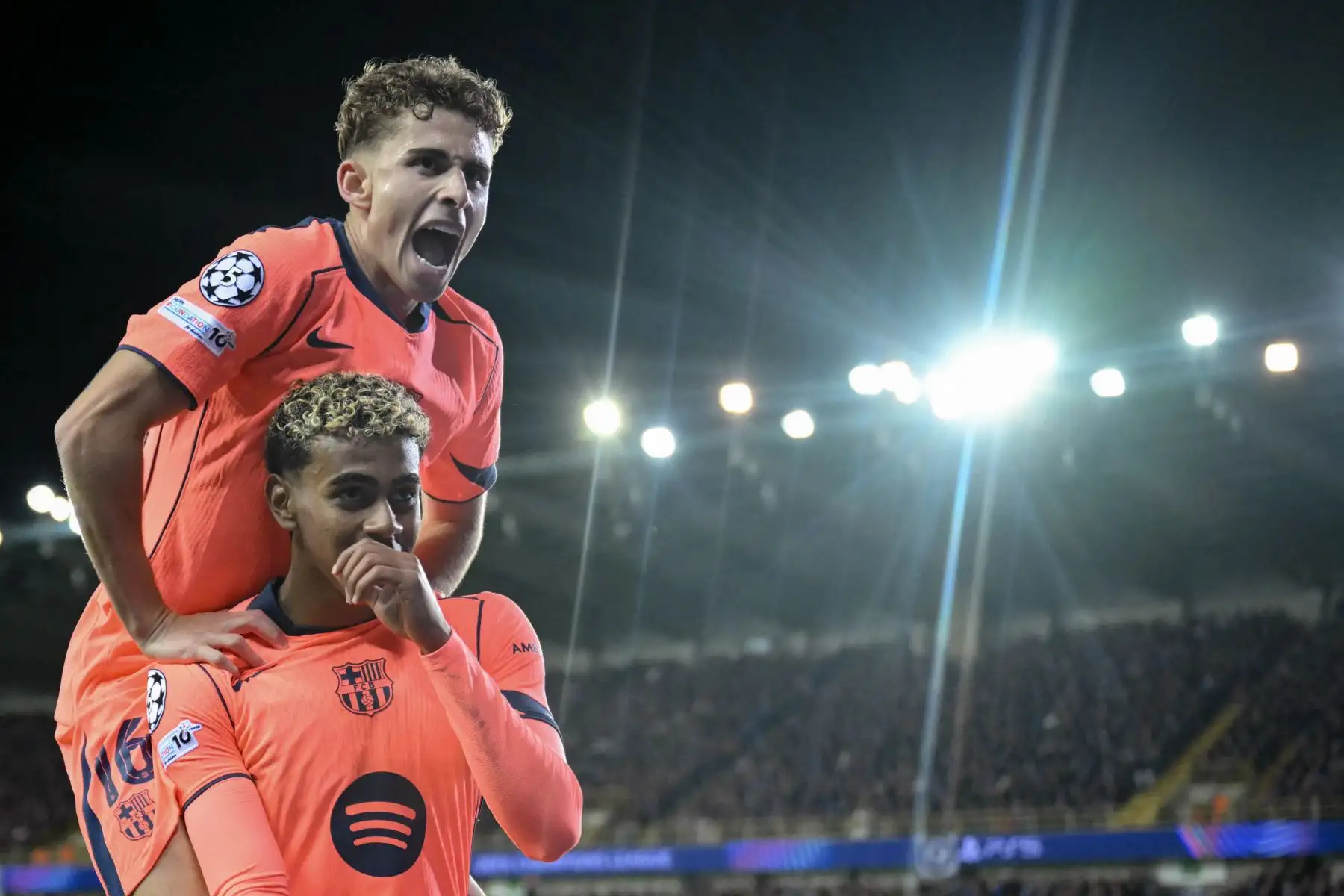 El delantero español del Barcelona, ​​Lamine Yamal celebra con el centrocampista español del Barcelona, ​​Fermín López tras marcar el gol del empate a 2-2 durante el partido de la cuarta jornada de la fase de grupos de la UEFA Champions League entre el Club Brujas y el FC Barcelona. AFP