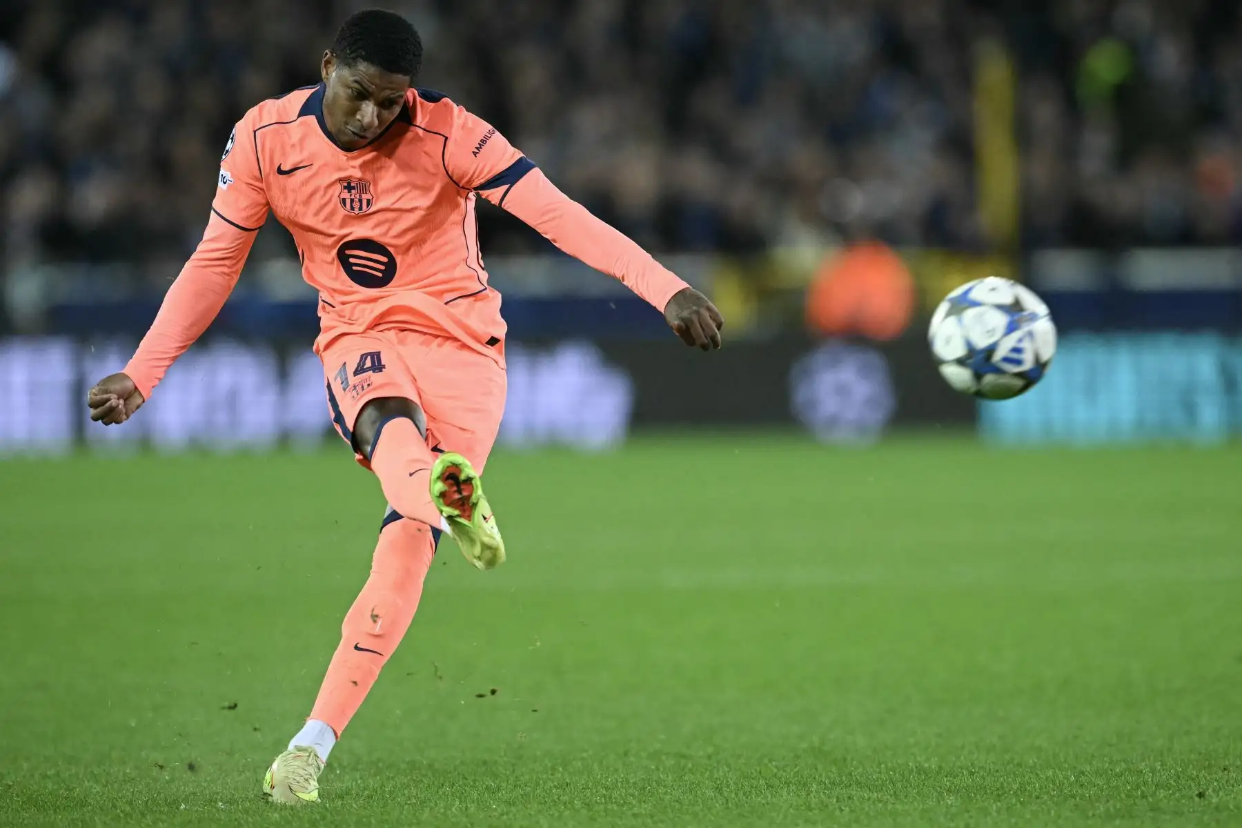El delantero inglés del Barcelona, ​​Marcus Rashford  dispara a puerta durante el partido de la cuarta jornada de la fase de grupos de la UEFA Champions League entre el Club Brujas y el FC Barcelona. AFP