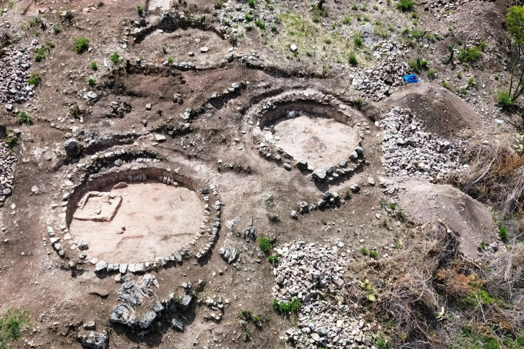 En el lugar se han hallado evidencias de arquitectura doméstica y ceremonial que datan de los fines del periodo Wari, alrededor del año 1000 d.C. Foto: Edison Mendoza