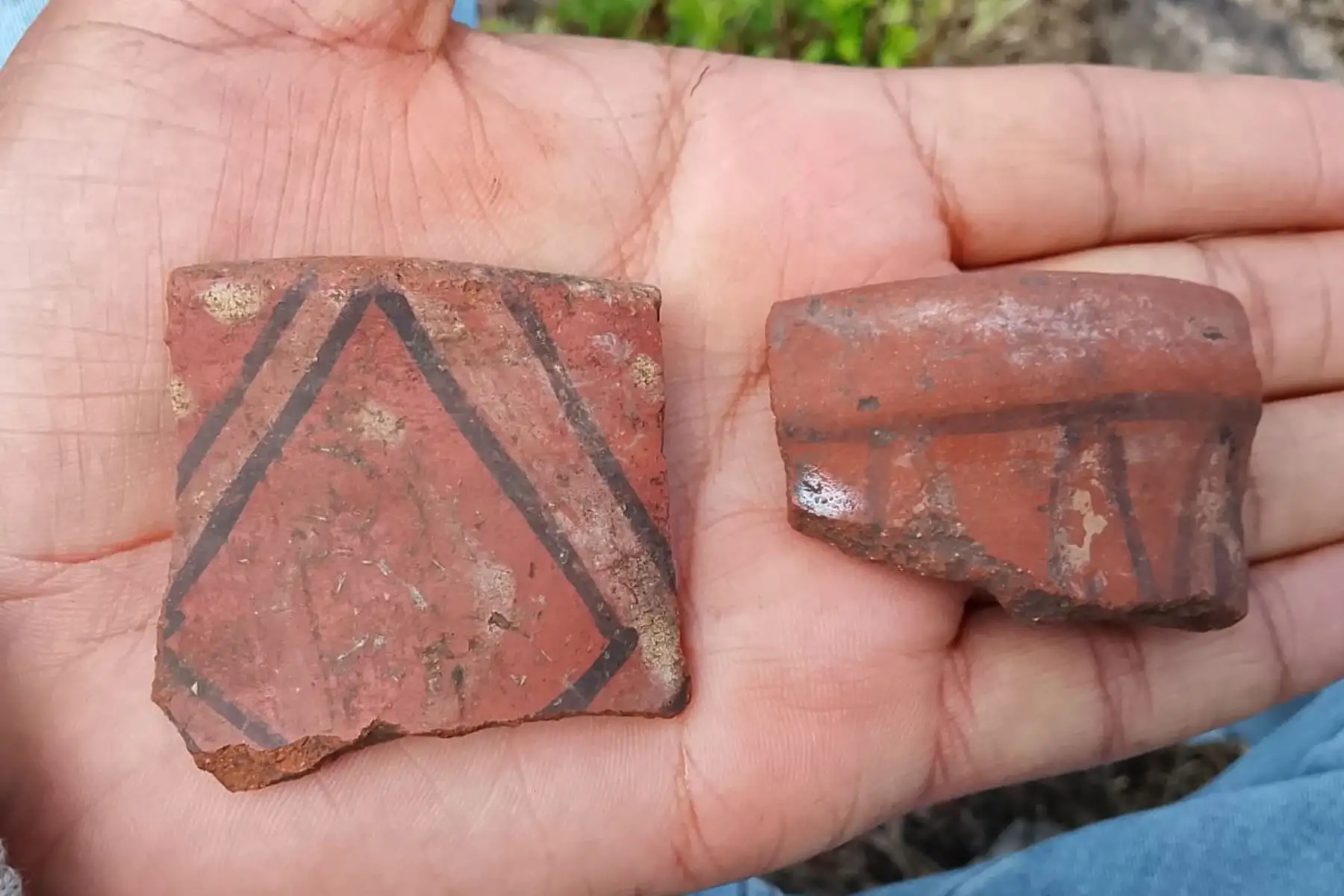 Durante las excavaciones se hallaron fragmentos de cerámica Wari de acabado más tosco que en etapas anteriores, lo que indicaría una transición hacia el periodo Intermedio Tardío, asociado a la cultura Chanca.  Foto: Edison Mendoza