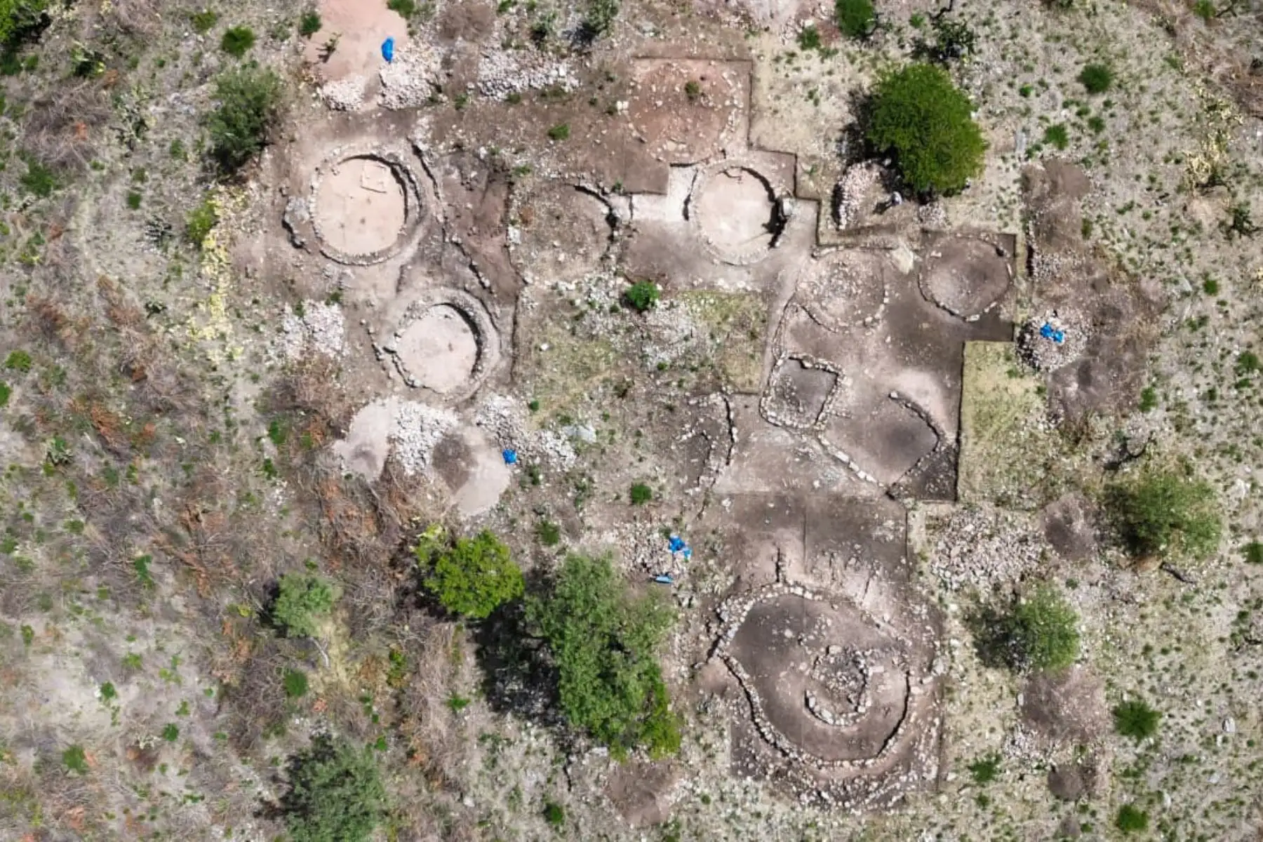 El sitio se encuentra en una lomada de aproximadamente una hectárea, ubicada en la margen del río Pampas, en un punto conocido como Muyuhurhu, una zona estratégica que funcionaba como paso natural entre valles y tierras cálidas. Foto: Edison Mendoza