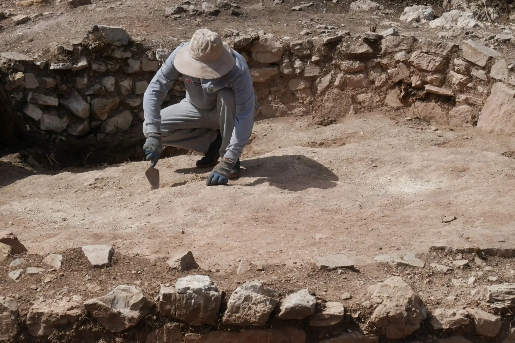 Las excavaciones, desarrolladas con autorización del Ministerio de Cultura y con el apoyo de la comunidad local, han sacado a la luz estructuras de planta circular y cuadrangular construidas en barro y piedra, con muros de un metro de altura y hasta 40 centímetros de grosor. Foto: Edison Mendoza
