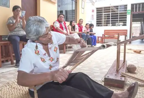 El Taller Artesanal “Valle de las Pirámides”, ubicado en el distrito lambayecano de Túcume, fue reabierto gracias al impulso de mujeres tejedoras que mantiene viva la tradición del tejido en telar de cintura con algodón nativo, fibra milenaria originaria de la costa peruana. ANDINA/Difusión