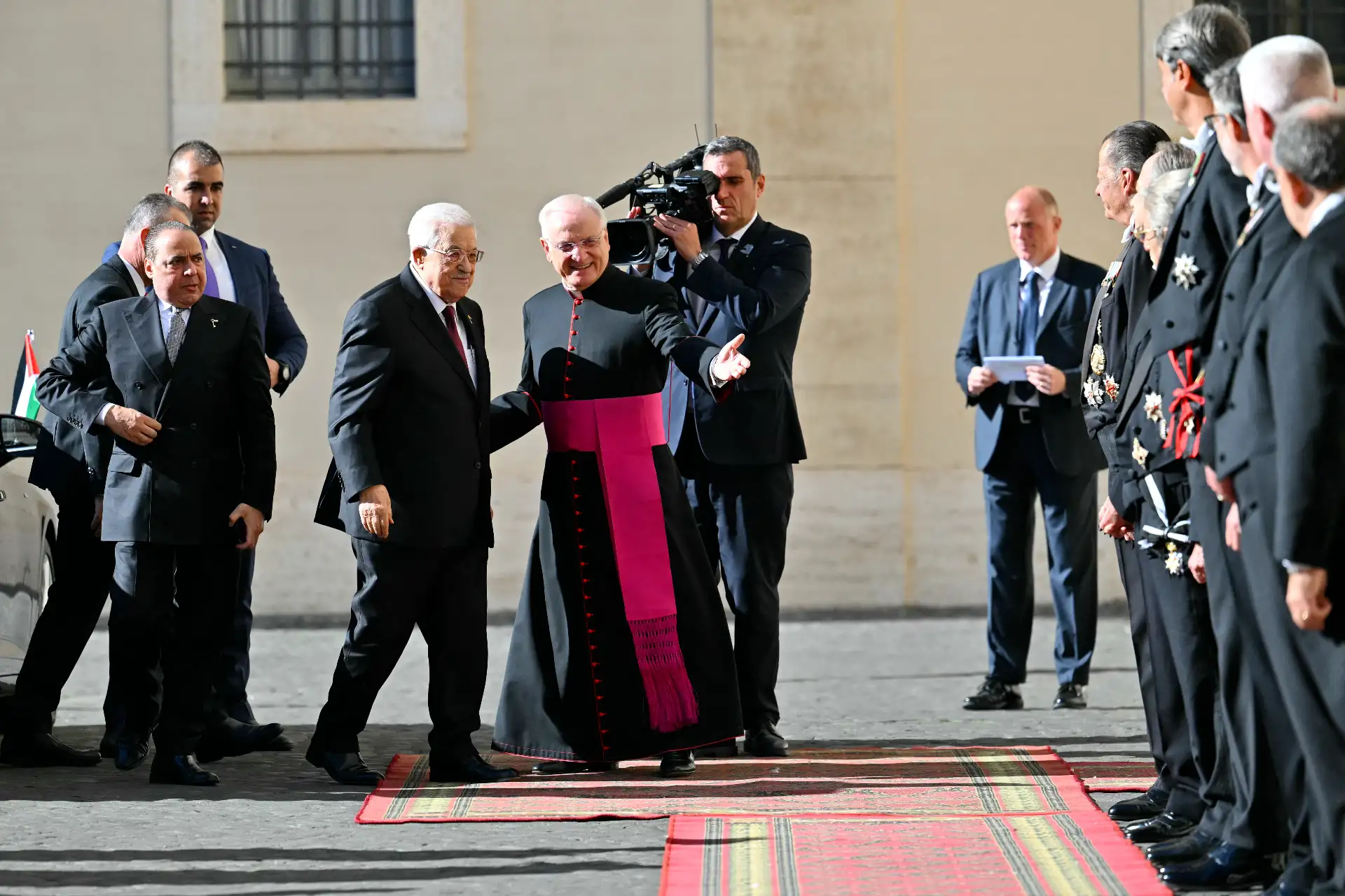 El presidente palestino Mahmud Abbas fue recibido por el regente de la Casa Pontificia, Leonardo Sapienza, a su llegada al patio de San Dámaso para reunirse con el papa León XIV en el Vaticano. Foto: AFP
