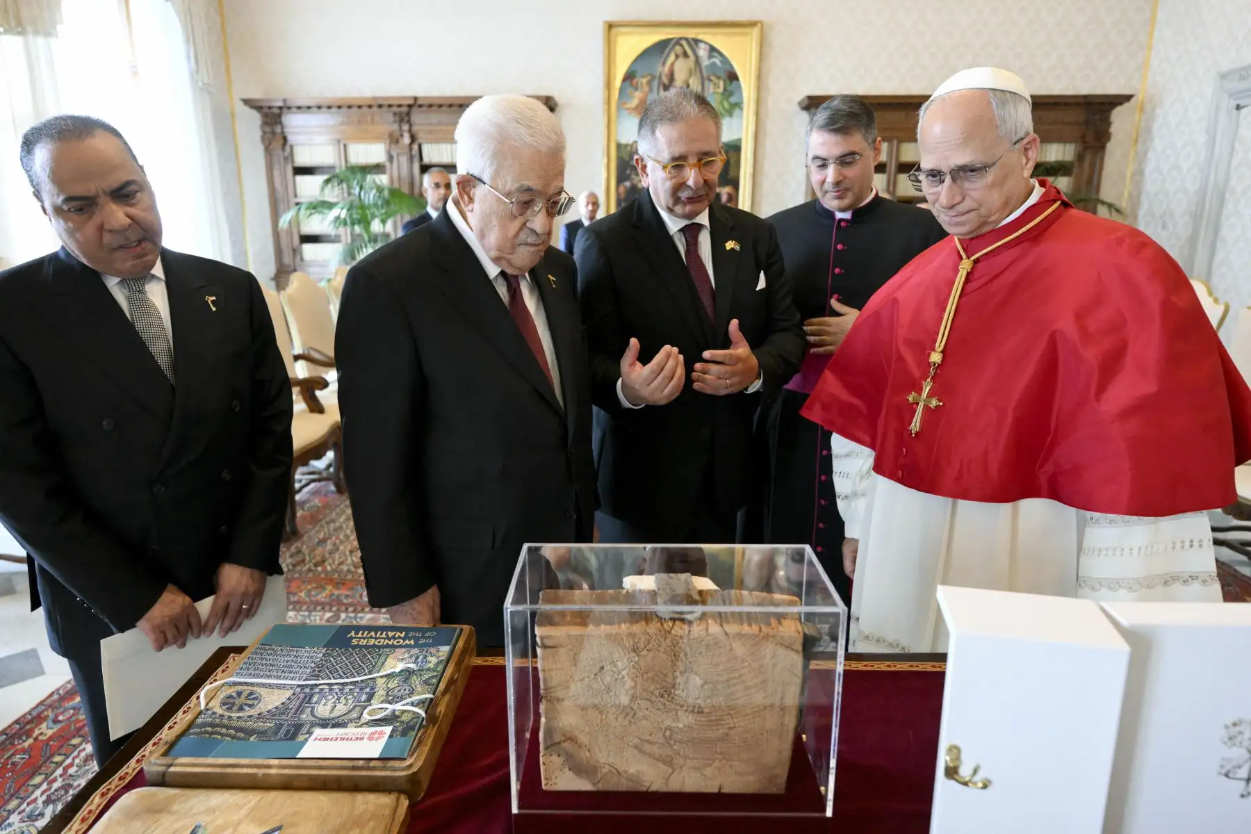 El Papa León XIV durante una reunión con el presidente palestino Mahmud Abbas en el Vaticano. AFP