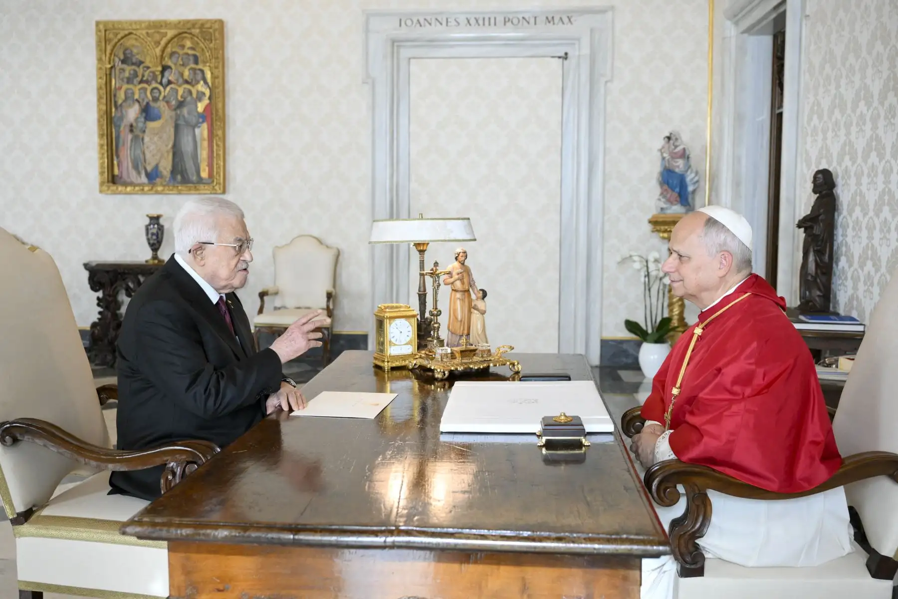 El Papa León XIV durante una reunión con el presidente palestino Mahmud Abbas en el Vaticano. AFP